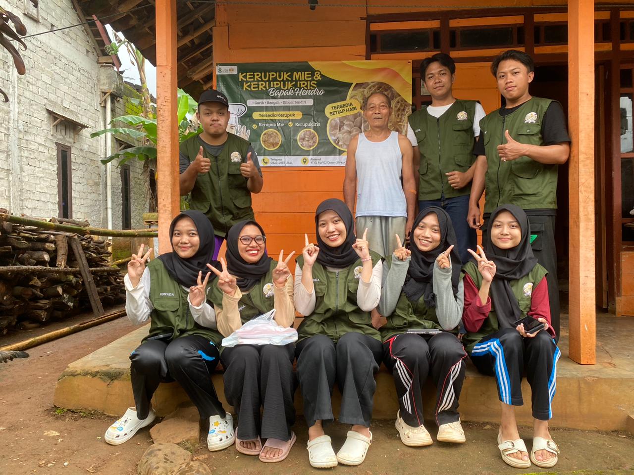 Dari Spanduk Usaha hingga Akses Lokasi, KKN MIT 21 UIN Walisongo Dampingi Dua Produsen Kerupuk di Desa Sempu